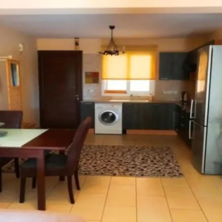 2 Bedroom With Private Garden, Walk To Nissi Beach, Communal Swimming Pool דירה