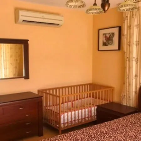 2 Bedroom With Private Garden, Walk To Nissi Beach, Communal Swimming Pool דירה *
