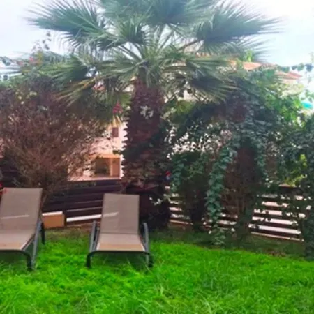 דירה 2 Bedroom With Private Garden, Walk To Nissi Beach, Communal Swimming Pool *