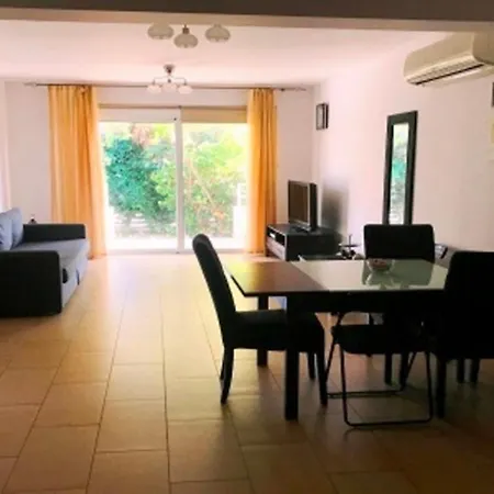 2 Bedroom With Private Garden, Walk To Nissi Beach, Communal Swimming Pool דירה