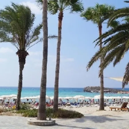 דירה 2 Bedroom With Private Garden, Walk To Nissi Beach, Communal Swimming Pool איה נאפה