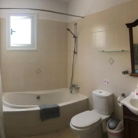 2 Bedroom With Private Garden, Walk To Nissi Beach, Communal Swimming Pool דירה איה נאפה
