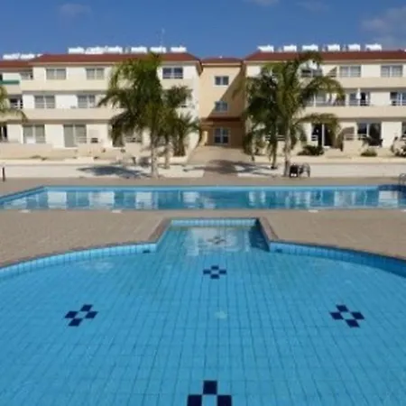 דירה 2 Bedroom With Private Garden, Walk To Nissi Beach, Communal Swimming Pool *