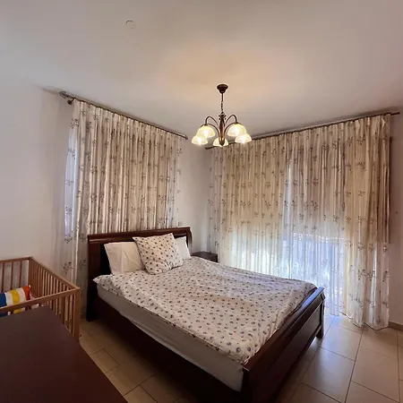 2 Bedroom With Private Garden, Walk To Nissi Beach, Communal Swimming Pool דירה