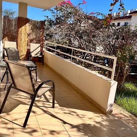 דירה 2 Bedroom With Private Garden, Walk To Nissi Beach, Communal Swimming Pool *