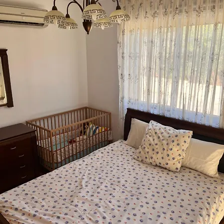 2 Bedroom With Private Garden, Walk To Nissi Beach, Communal Swimming Pool דירה איה נאפה