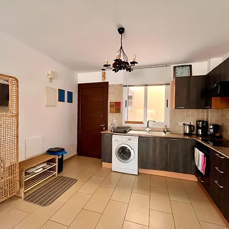 דירה 2 Bedroom With Private Garden, Walk To Nissi Beach, Communal Swimming Pool *