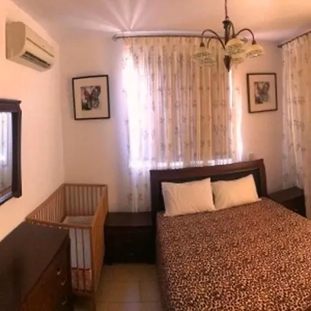 Appartamento 2 Bedroom With Private Garden, Walk To Nissi Beach, Communal Swimming Pool