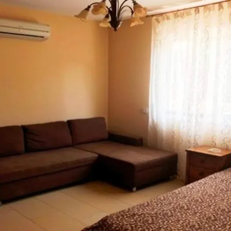 Appartamento 2 Bedroom With Private Garden, Walk To Nissi Beach, Communal Swimming Pool *