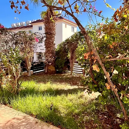 2 Bedroom With Private Garden, Walk To Nissi Beach, Communal Swimming Pool Appartamento Ayia Napa