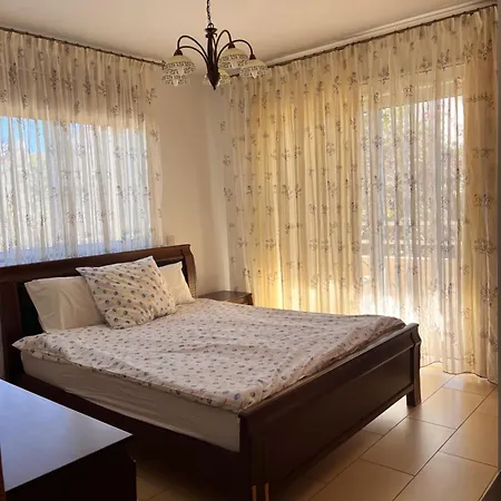 Appartamento 2 Bedroom With Private Garden, Walk To Nissi Beach, Communal Swimming Pool