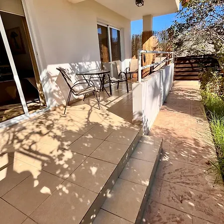 Appartamento 2 Bedroom With Private Garden, Walk To Nissi Beach, Communal Swimming Pool