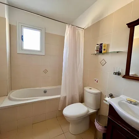 2 Bedroom With Private Garden, Walk To Nissi Beach, Communal Swimming Pool Appartamento